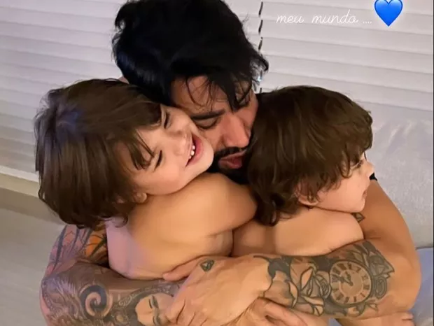 Gusttavo Lima com os filhos, Gabriel e Samuel (Foto: Reprodução/Instagram)