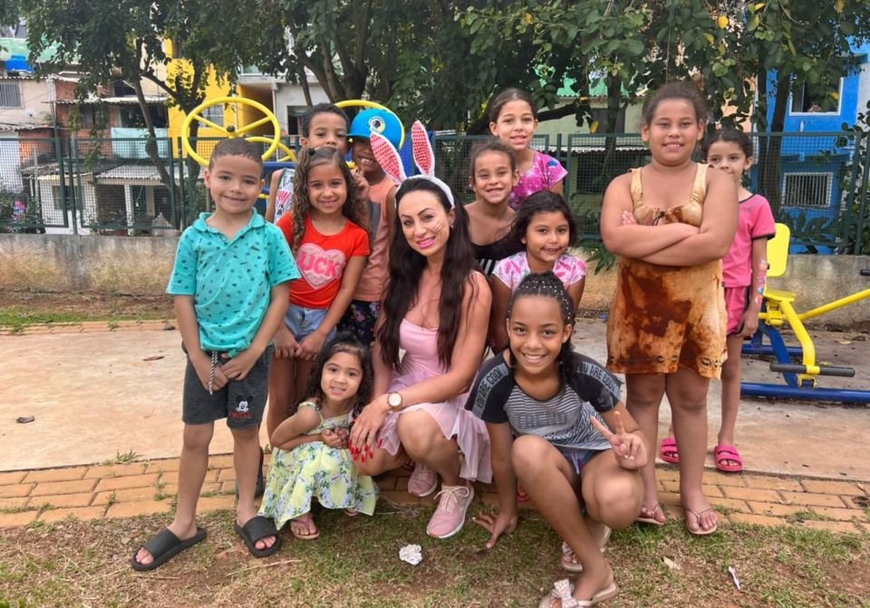 Musa Da Bateria Livia Nayara Com A Criançada - Fotos: Assessoria De Imprensa Tucuruvi / Divulgação