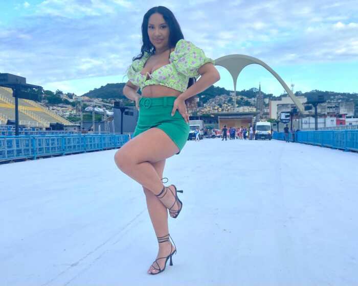 Musa Katarina Harmony desembarca no Rio e visita a Marquês Sapucaí