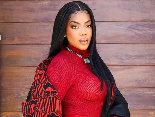 Ludmilla 'dá bronca' em fã que disse que não faria ENEM para ir em seu show