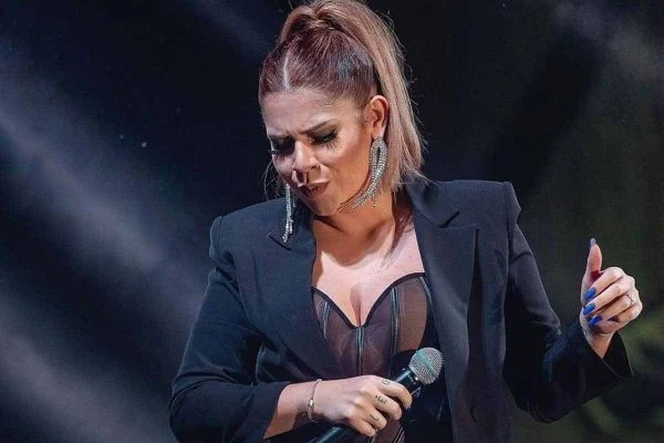 Stylist Flavia Brunetti mostra look grifado que Marília usaria no Grammy - Foto: Divulgação