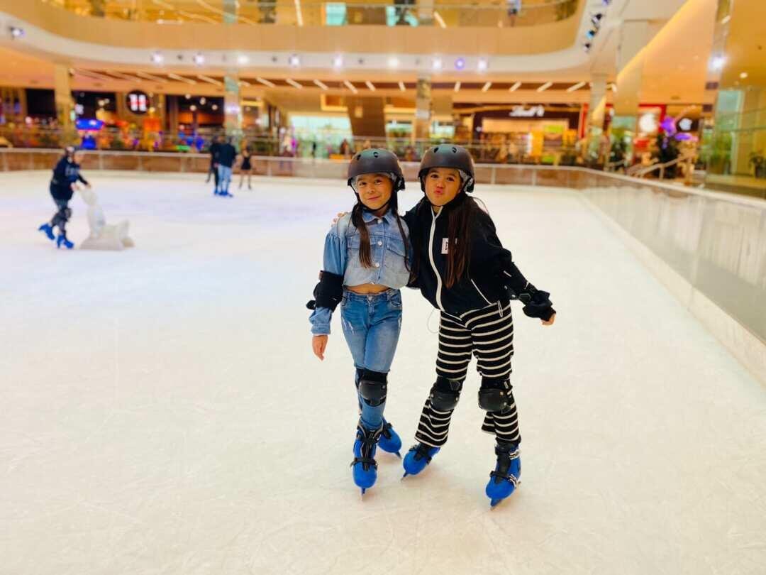 Helena Quintella e Valentina Melleu se divertem patinando no gelo, no Park Shopping Jacarepaguá, no Rio