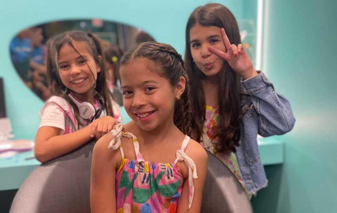 Atriz Valentina Melleu e amigos curtem recreação Animasom do Shopping Tijuca
