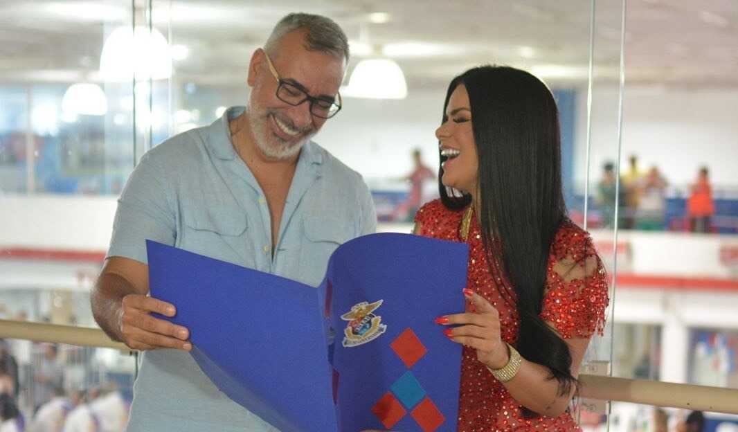 Rainha de bateria da União da Ilha, Juliana Souza recebe desenho da fantasia