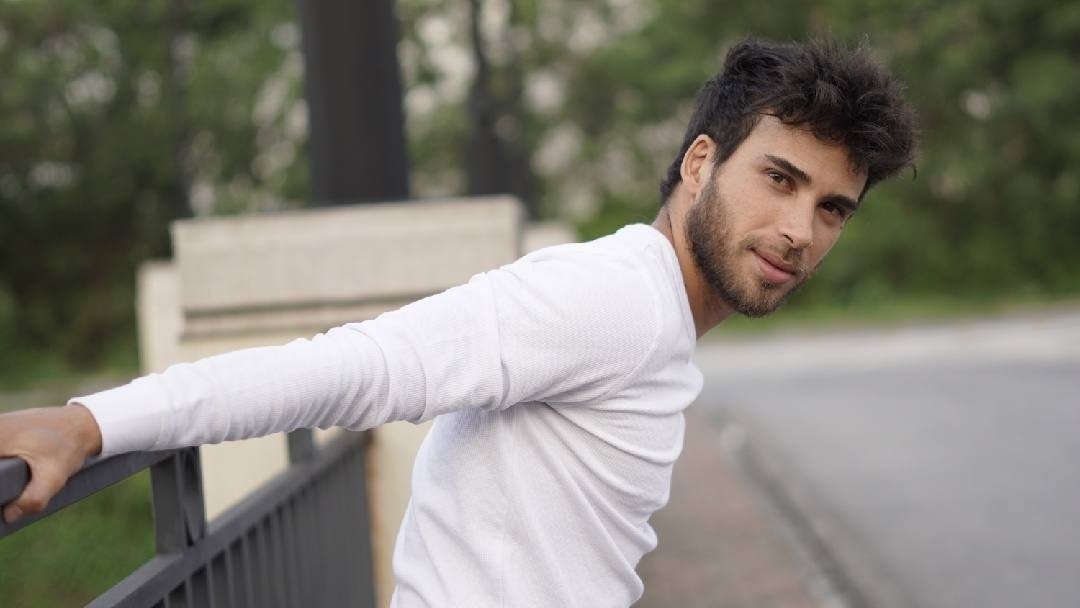 Conheça Mauro Cominato: O Ator Vive 'Leo' Na Série ‘Todas As Flores’, Pela Globoplay 3 Mauro Cominato