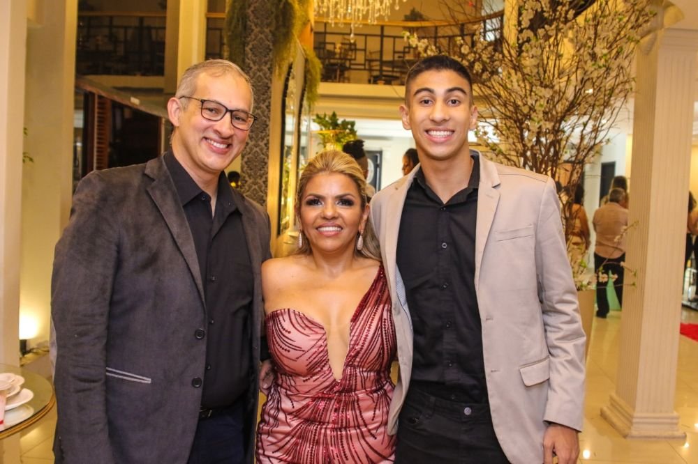 Empresária Diana Mota Ganha Destaque Entre Os Famosos Com O Seu Dom Da Decoração E Cenografia 2 Diana Mota Ladeada Pelo Marido Leandro Mota E O Filho Carlos Mota - Crédito Da Foto: Thiago Duran / Divulgação