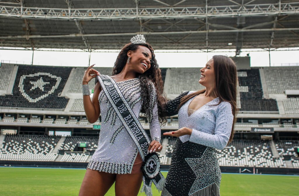 Apresentadora Fernanda Maia Passa Faixa Para A Nova Rainha De Bateria Da Botafogo Samba Clube 2 Img 4865 Cosmopolitam