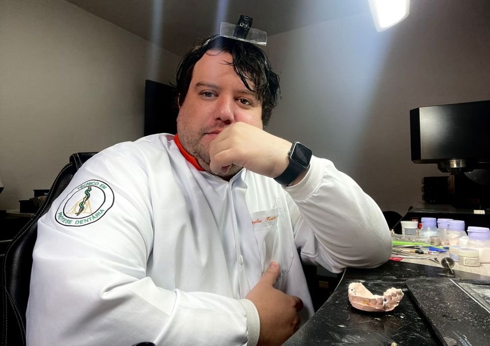 Douglas Prado: um especialista em sorrisos perfeitos no Laboratório Nova Era