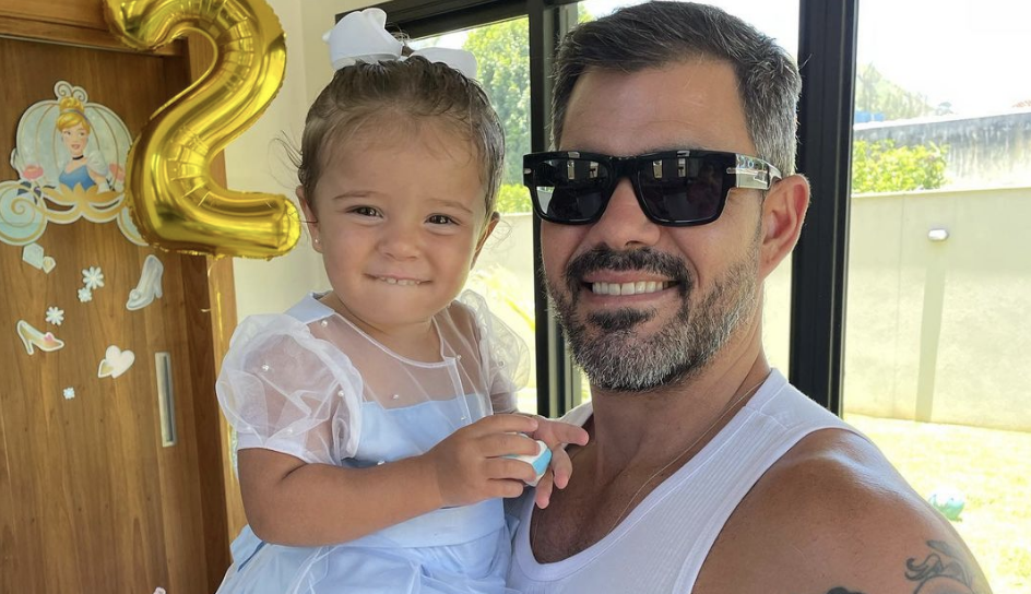 Juliano Cazarré celebra dois aninhos da filha em casa: "Muito bom ser papai de menina" - Reprodução/Instagram