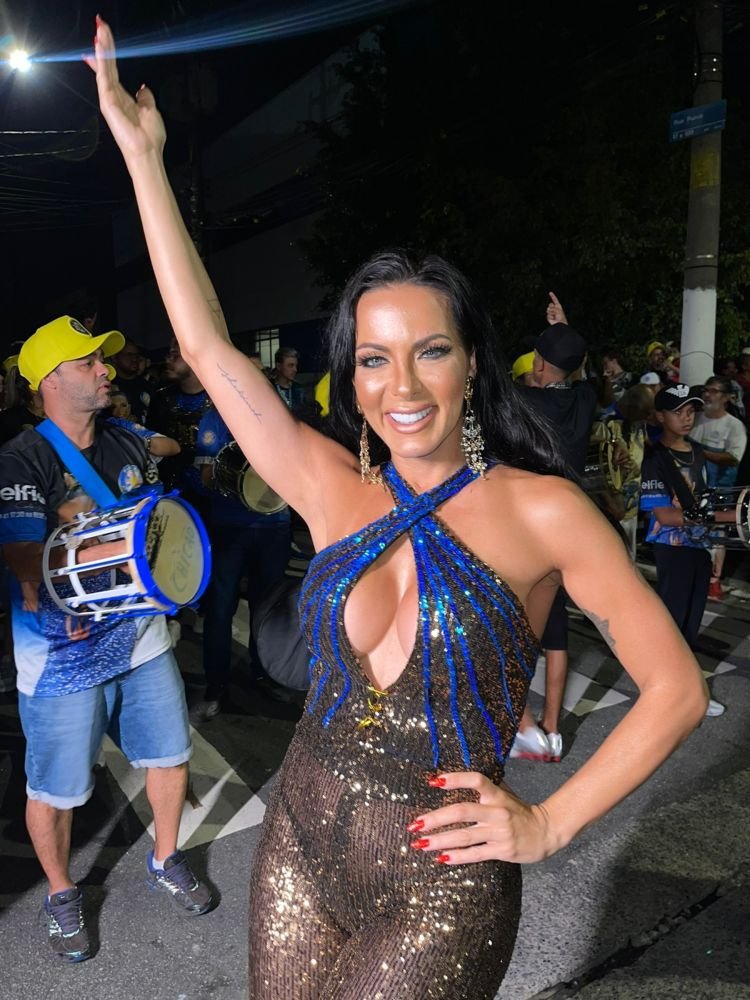 Carla Prata Capricha No Look Para Noite De Samba No Ensaio De Rua Da Acadêmicos Do Tucuruvi 3 Carla Prata - Crédito Da Foto: Renato Cipriano / Divulgação