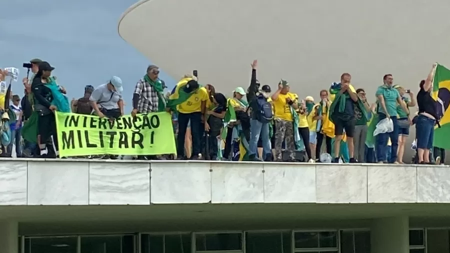 Bolsonaristas enfrentam polícia no DF e invadem Congresso, Planalto e STF