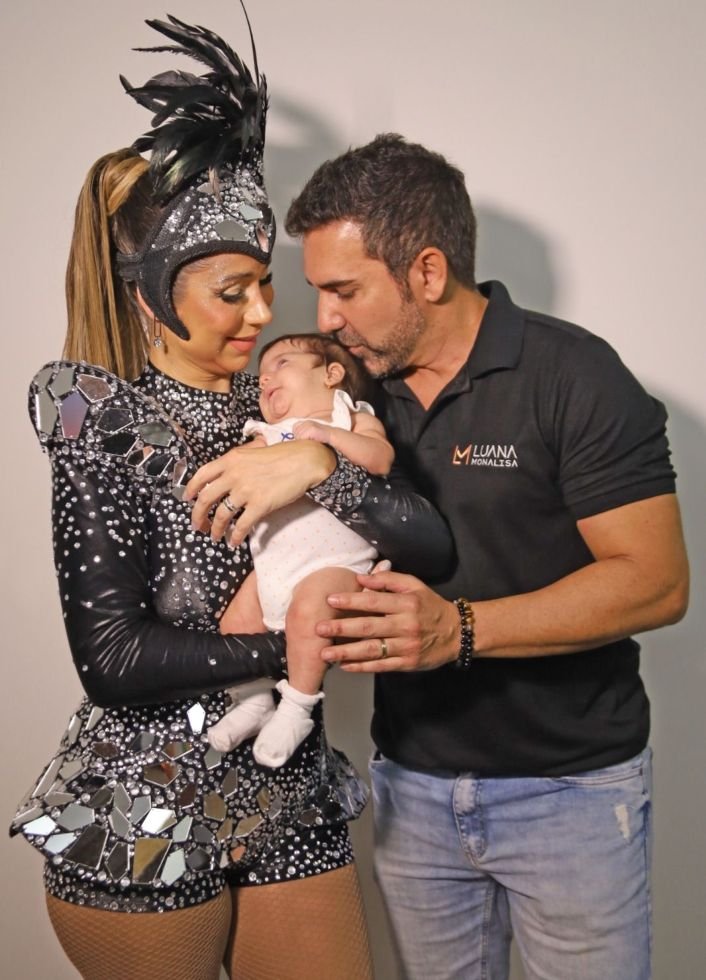 Luana Monalisa Arrasa No Trio Elétrico Em Salvador Após Um Mês Do Nascimento De Sua Filha 3 Luana Monalisa Com O Marido Dr. João Almeida E A Filha Marthina - Foto: Renato Cipriano / Divulgação