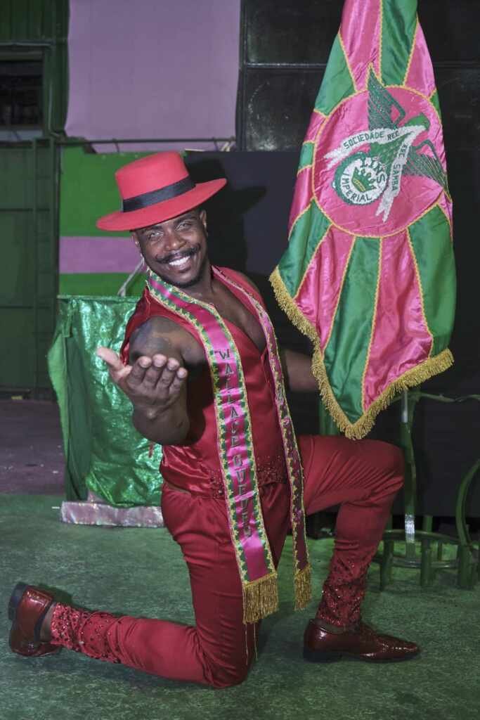 Wallace Guedes É Enfaixado Pelo Segundo Ano Como Muso Da Lins Imperial 2 Wallace Guedes 3 Cosmopolitam