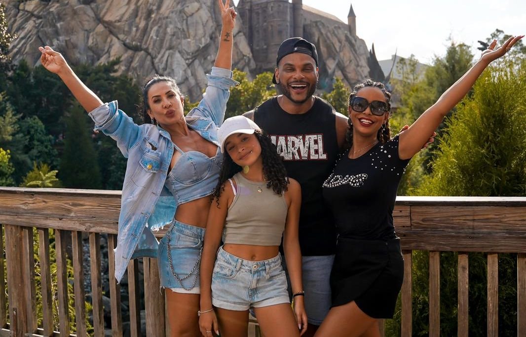 Com a guia turística Anastácia Nascimento, Scheila Carvalho e Tony Salles curtem férias na Disney