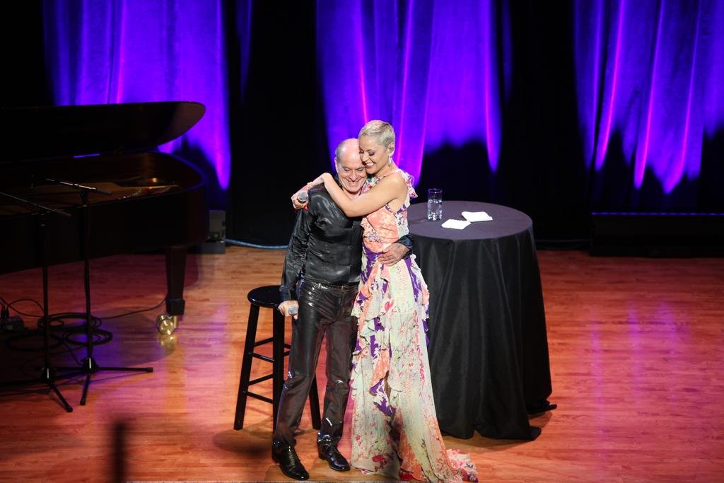 Ney Matogrosso Se Apresenta Em The Town Hall Em New York Com Casa Lotada 6 Ney Matogrosso E Cantora Mariza 03 Cosmopolitam