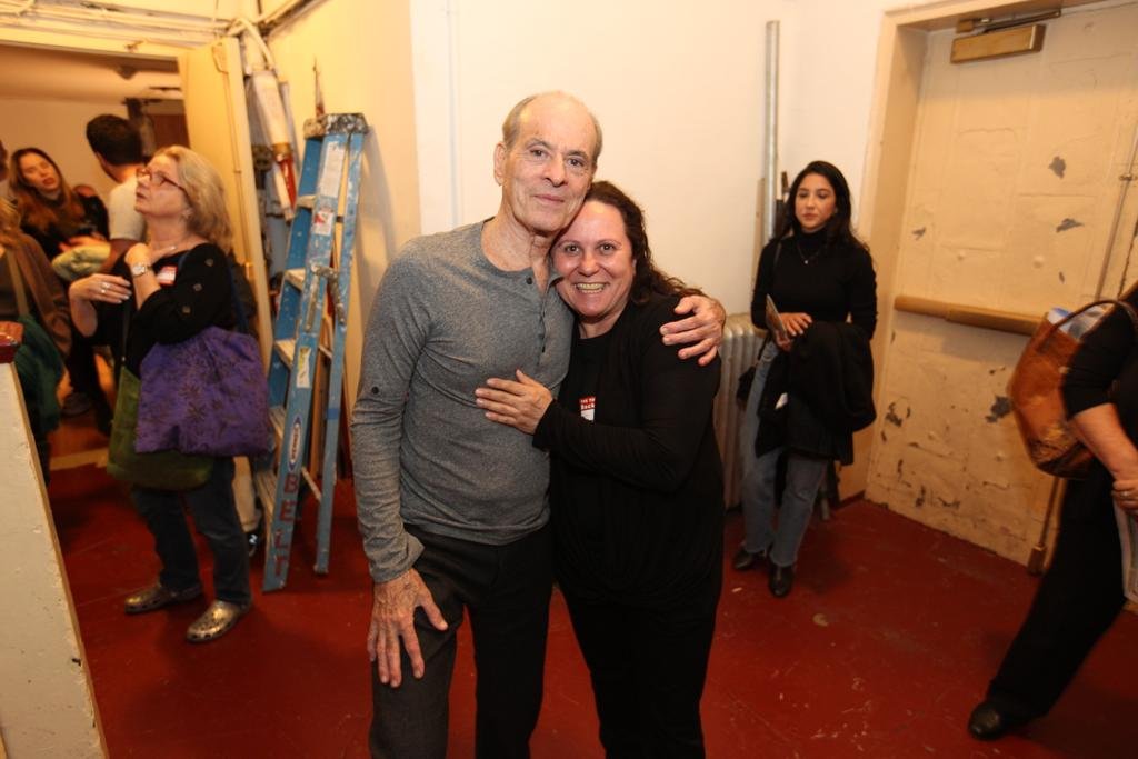 Ney Matogrosso Se Apresenta Em The Town Hall Em New York Com Casa Lotada 7 Ney Matogrosso Recebendo Carinho De Fã Nos Bastidores Do Show - Foto: Rose Lima – @Roselimaphotography / Divulgação