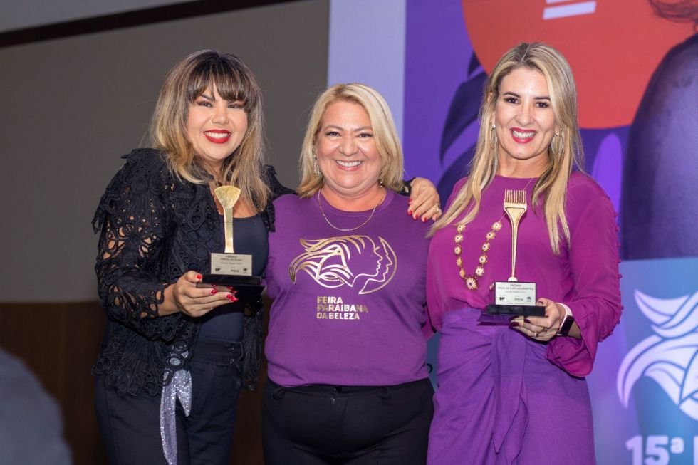 Feira Paraibana Da Beleza Em João Pessoa Foi Palco Da 3ª Edição Da Premiação Tesoura De Ouro 4 Laudecir Maciel Entre As Homenageadas Anairana Cosmeticos E Tatiane Dallo Cosmopolitam