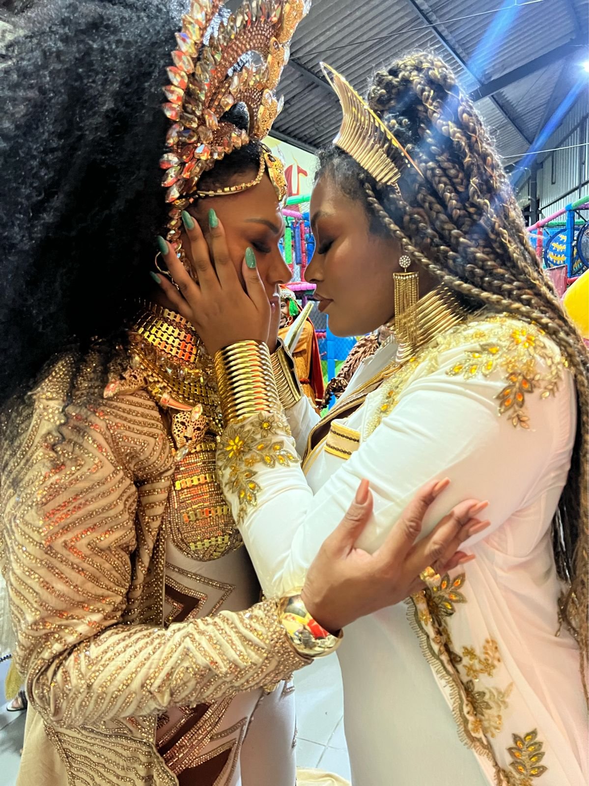 Simone Sampaio Relata Orgulho De Representar Uma Rainha Africana Em Festa Da Dragões Da Real 3 Simone Sampaio E Mahryan Sampaio - Crédito Da Foto: Divulgação
