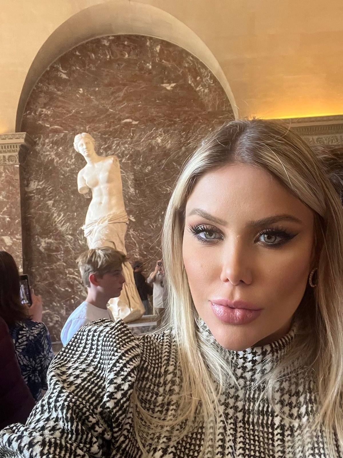 Beleza E Carisma: Isabela Crociolli Aproveita Paris Com Turismo E Glamour; Confira! 2 Isabela Crociolli
