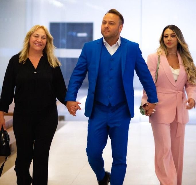 Livraria Da Vila - Jk Iguatemi, Sedia Evento Marcante No Mundo Literário 3 Paulo Cesar Ladeado Por Sua Mãe Neli Valentina Pradella E A Esposa Jhenifer Soares - Crédito Da Foto: Divulgação