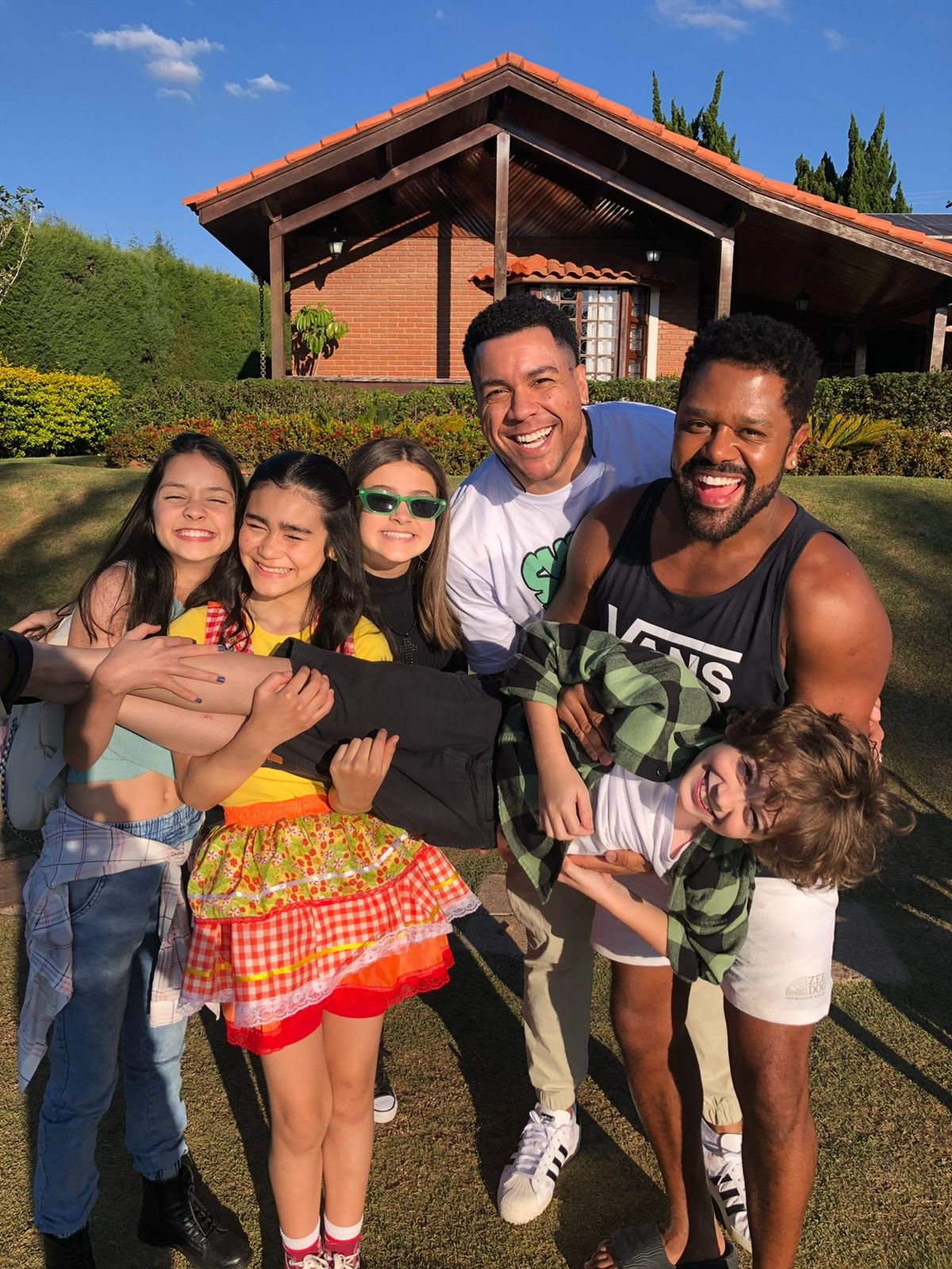 Lincoln Tornado E O Elenco Da Infância De Romeu E Julieta: Amizade E União 2 Lincoln Tornado E O Elenco De 'Infância De Romeu E Julieta': Uma Amizade Que Brilha Dentro E Fora Das Telas