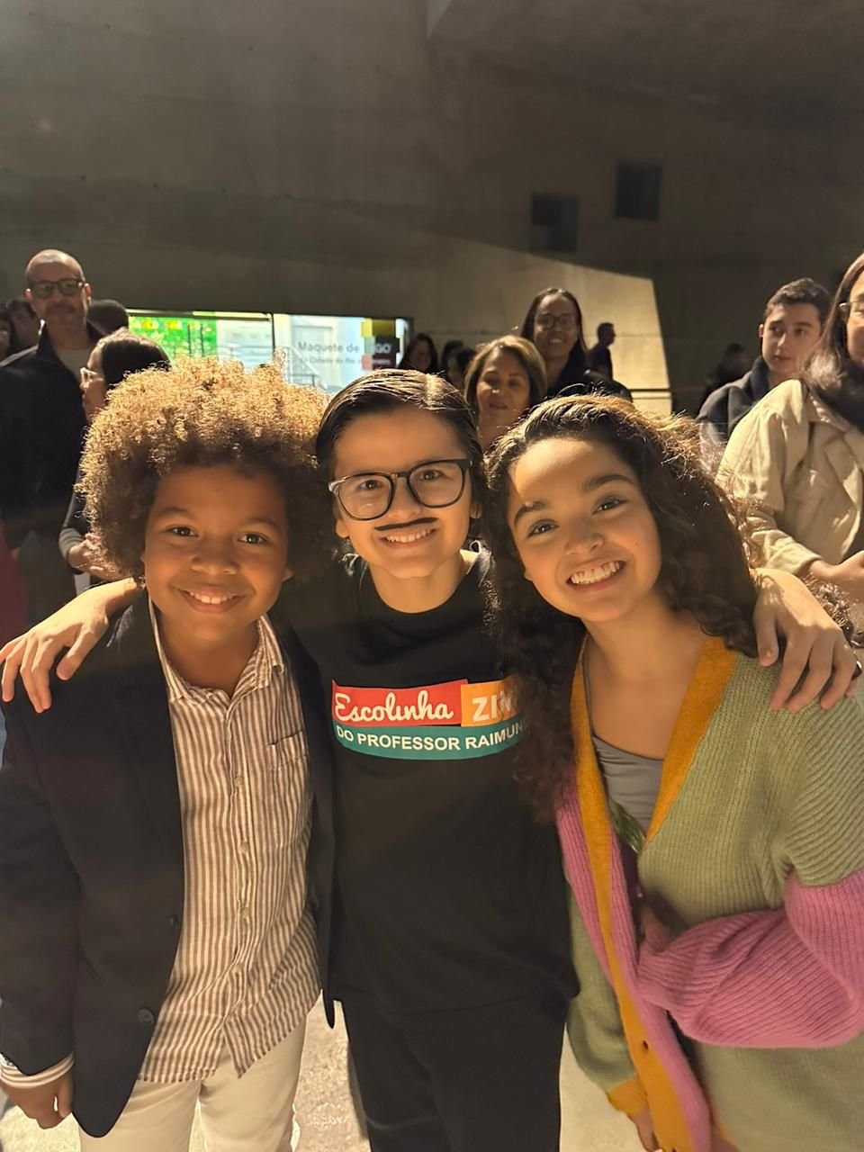 Matheus Dantas Recebe Visitas De Amigos Famosos Na Estreia De Musical Famoso, No Rj 2 Estrelas Se Unem: Matheus Dantas Recebe Visitas De Amigos Famosos Na Estreia De 'A Escolinhazinha Do Professor Raimundo'
