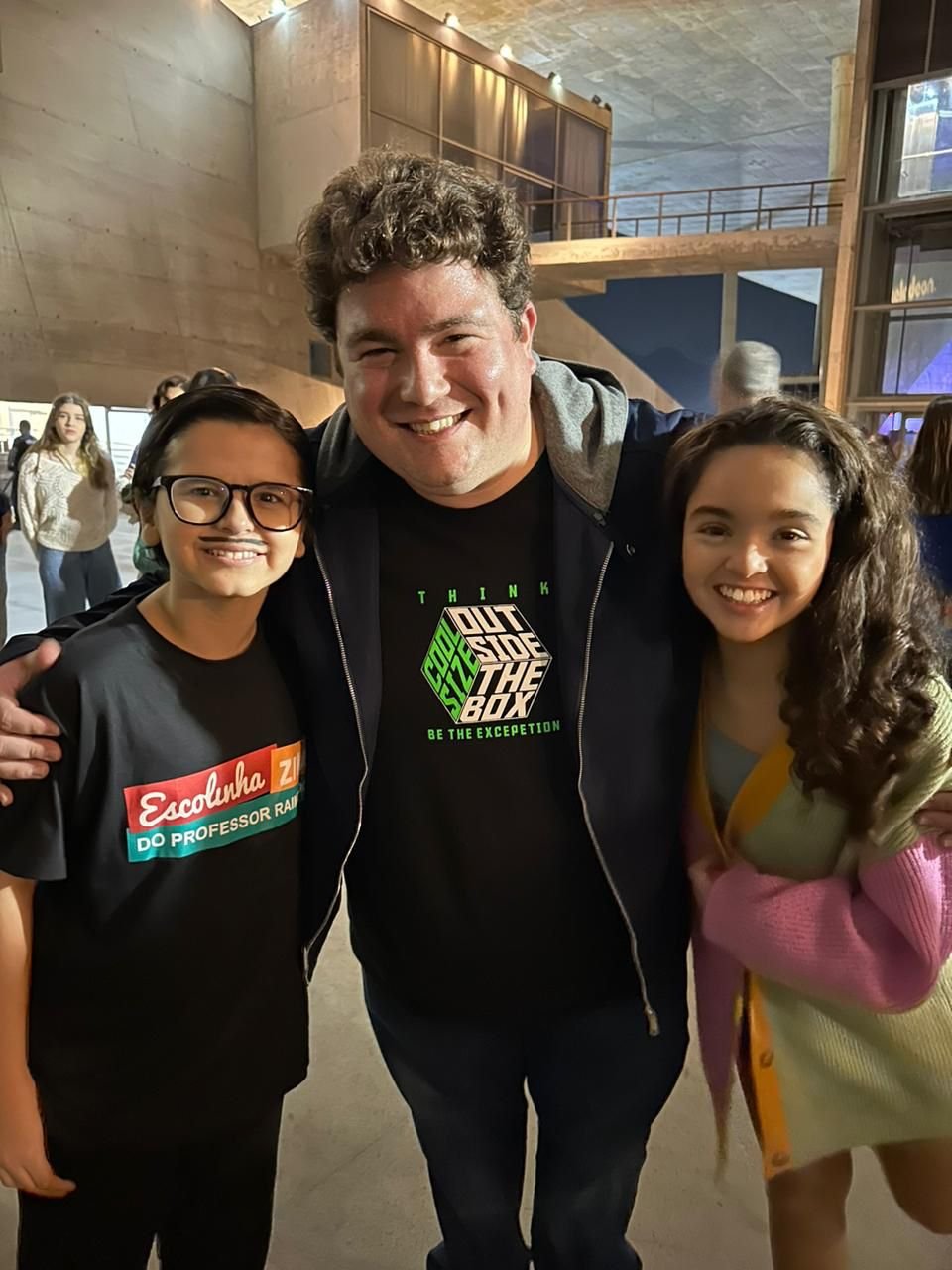 Matheus Dantas Recebe Visitas De Amigos Famosos Na Estreia De Musical Famoso, No Rj 3 Estrelas Se Unem: Matheus Dantas Recebe Visitas De Amigos Famosos Na Estreia De 'A Escolinhazinha Do Professor Raimundo'