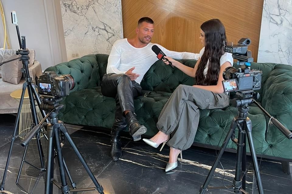 Ator Simone Sussina Diz Que Escolheu O Melhor Dentista Do Mundo Para Realizar A Troca As Suas Lentes De Porcelanas Dentais 2 Ator Italiano Simone Sussina E Gaby Cabrini - Foto: Divulgação