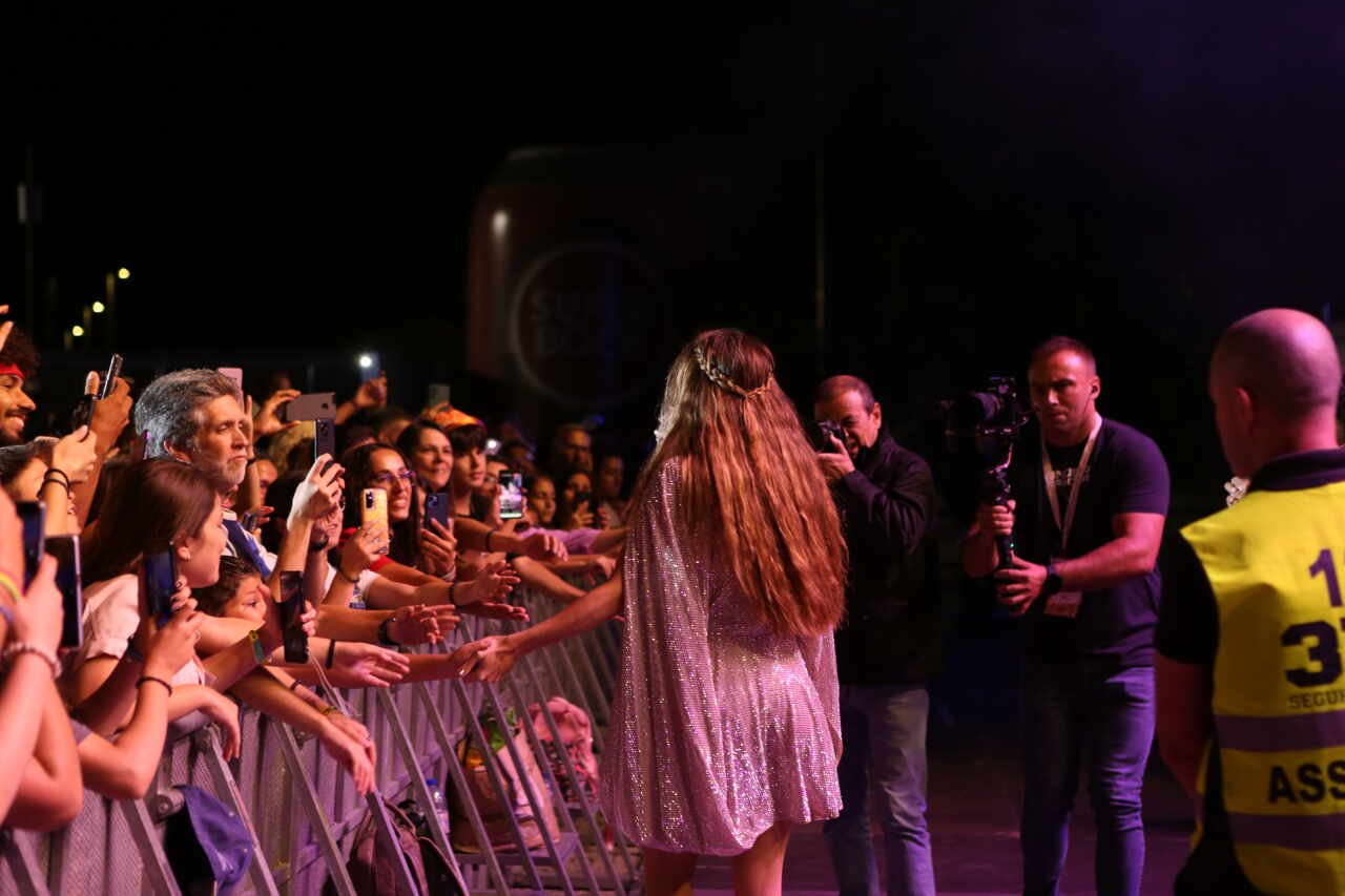 Giulia Be É Surpreendida Com Festa Surpresa De Aniversário Durante Show Em Portugal 3 Photo 12 08 23 21 30 42 Scaled Cosmopolitam