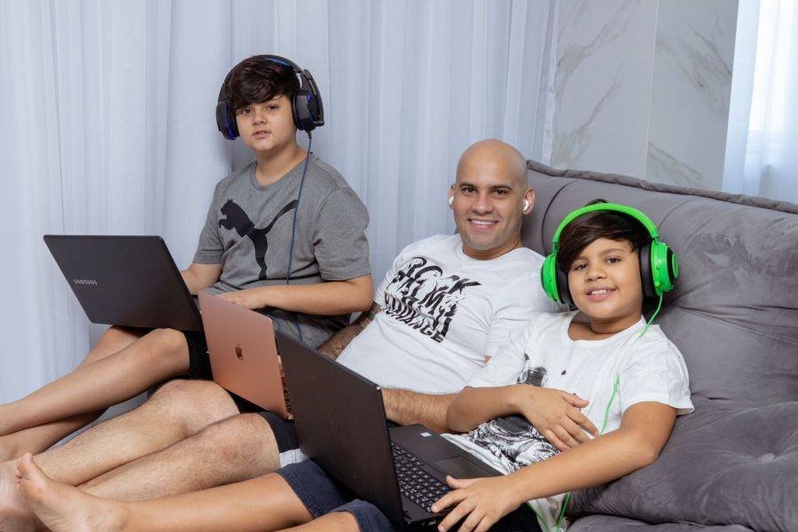 Di Leal Conta A Liberdade De Trabalhar Em Casa Em Qualquer Horário E Ganhar Em Dólar 3 Di Leal Com Os Filhos - Credito Da Foto: Acervo Pessoal