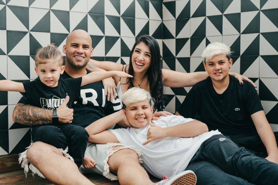 Di Leal Conta A Liberdade De Trabalhar Em Casa Em Qualquer Horário E Ganhar Em Dólar 2 Di Leal E A Família - Credito Da Foto: Acervo Pessoal