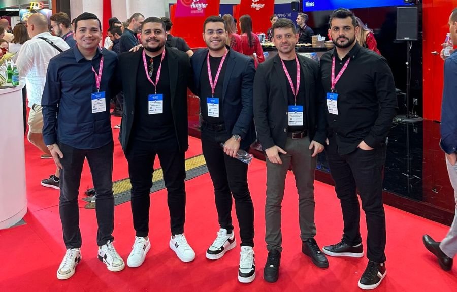 Dirigentes Do Aposta Ganha Na Sbc Summit Barcelona - Crédito Da Foto: Divulgação