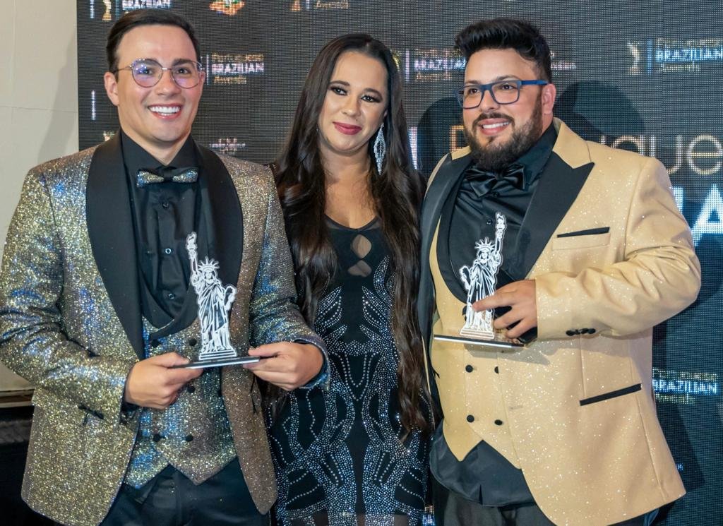 Empresária Marcilia Luzbet Realiza A 8ª Edição Da Premiação Portuguese Brazilian Awards 7 Empresária Marcilia Luzbet Com A Dupla Gustavo Moura E Rafael - Foto: Nina Farias / Renato Cipriano - Divulgação
