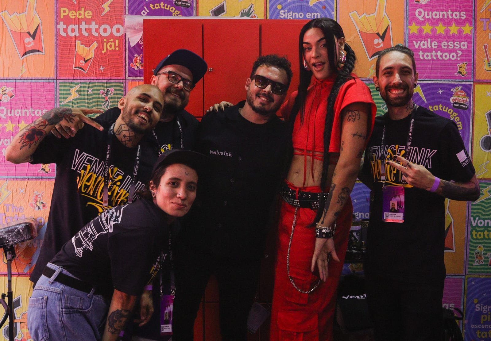 Pabllo Vittar Faz Tatuagem Inusitada No Festival The Town 2 Fotos : Foursets Mídia