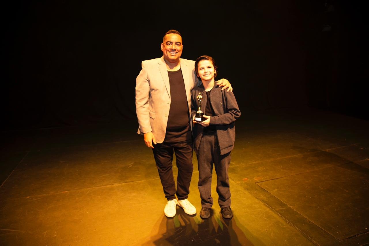 Matheus Dantas: Notável ator recebe o Troféu Talento Kids 2023 da MG Kids Produções