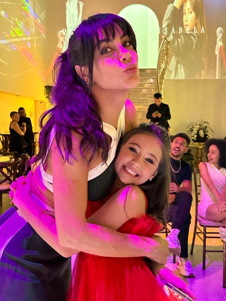 Lis Luciddi Prestigia A Festa De Bella Alelaf, Sua Filha Em A Infância De Romeu E Julieta 2 Lis Luciddi Prestigia A Festa De Bella Alelaf, Sua Filha Em A Infância De Romeu E Julieta