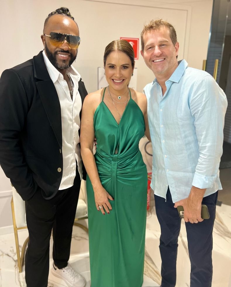 Fusão Da Clínica De Medicina Integrativa Dua Health E A Dermatologista Dra. Katia Volpe 4 Claudinho Do Grupo Negritude Júnior E O Cantor Afonso Nigro Com Dra Katia Volpe - - Foto: Divulgação
