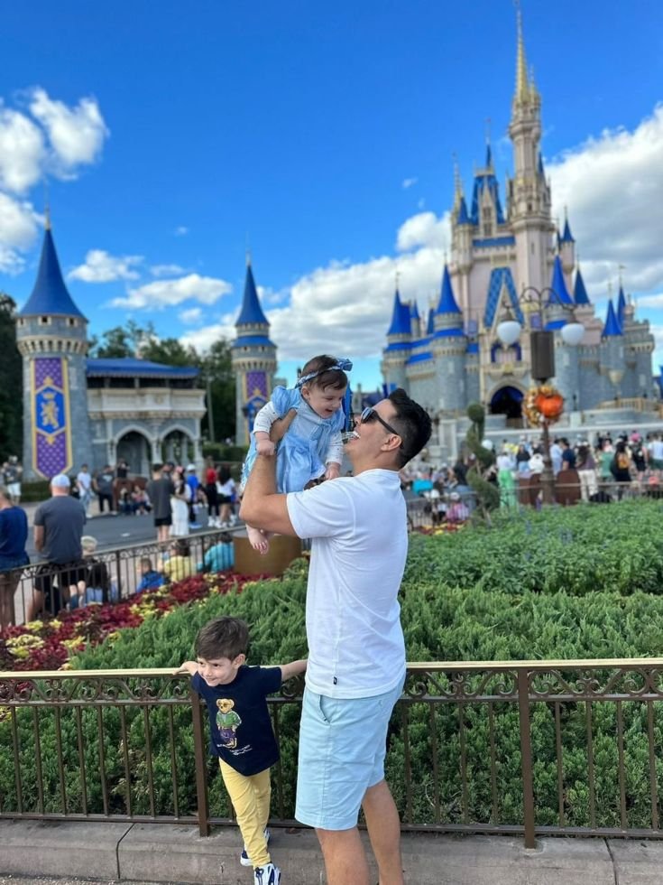 Thiago Cavalcante, Ceo Inflr E Adgrowth Curte Férias Em Orlando Com A Família 2 Thiago Cavalcante Em Orlando Com O Filho Bernardo E A Afilhada - Foto: Acervo Pessoal