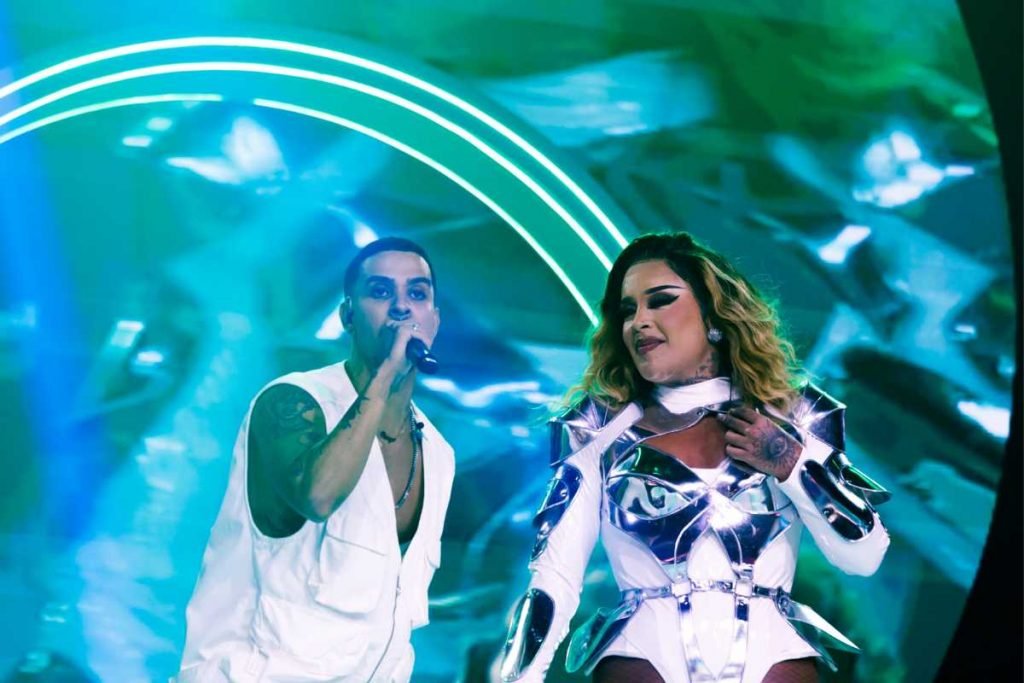 Gloria Groove e Thiago Pantaleão cantando juntos no show Noites de Gloria - Foto: Patrícia Devoraes/Brazil News