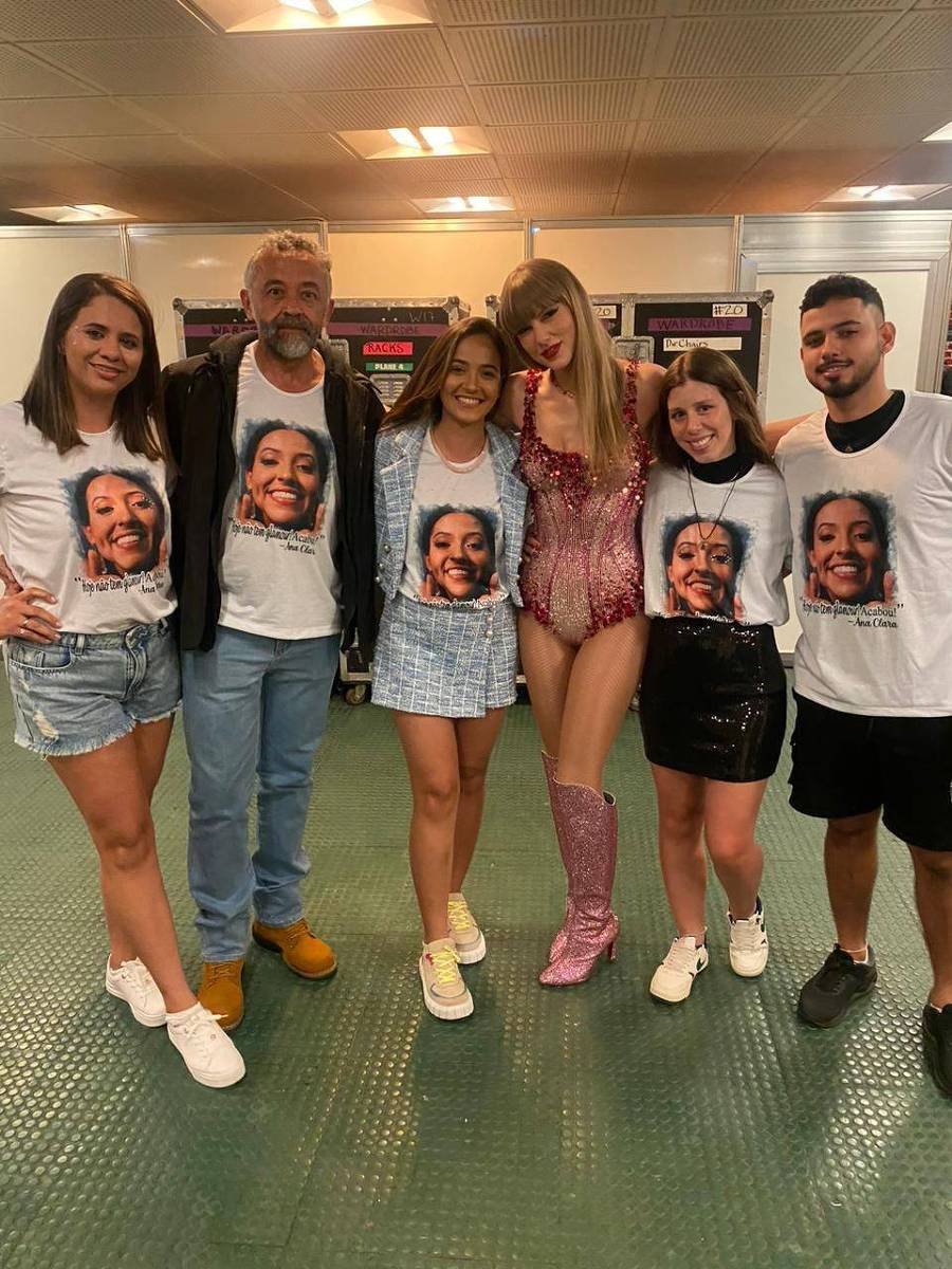 Taylor Swift se encontra com família de Ana Benevides antes de último show no Brasil — Foto: Folha de São Paulo