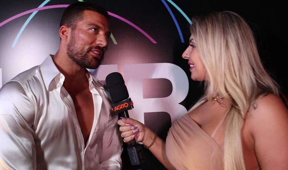 Andressa Devillo Entrevistando O Ator Simone Susinna - Crédito Da Foto Fotos Nelson Miranda - Divulgação