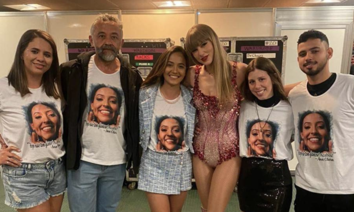 Taylor Swift se encontra com família de Ana Benevides antes de último show no Brasil — Foto: Folha de São Paulo