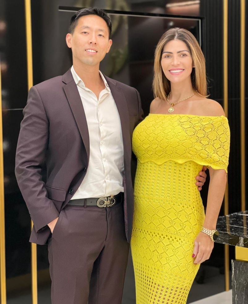 Dr. Seung Lee É Especialista Em Cirurgias De Lipo Hd, Cirurgias Da Mama E Abdominoplastia Hd 4 Dr.seung Lee Ao Lado De Sua Esposa E Socia Dra Vivi Saar - Crédito Da Foto: Acervo Pessoal