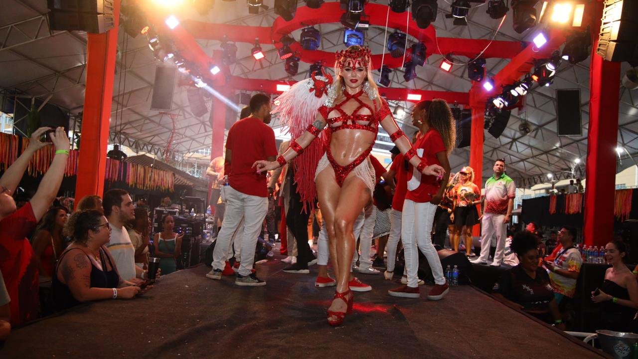 Thalita Zampirolli encanta em festival de bateria na cidade do Samba
