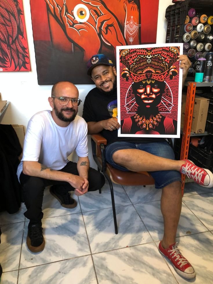 Bateria Pegada Da Coruja Lança Camiseta Com Estampa Feita Pelo Artista Plástico Vinícius Targa 2 Mestre Vitor Velloso E O Artista Plástico Vinícius Targa - Crédito Da Foto: Lara Schulze / Divulgação
