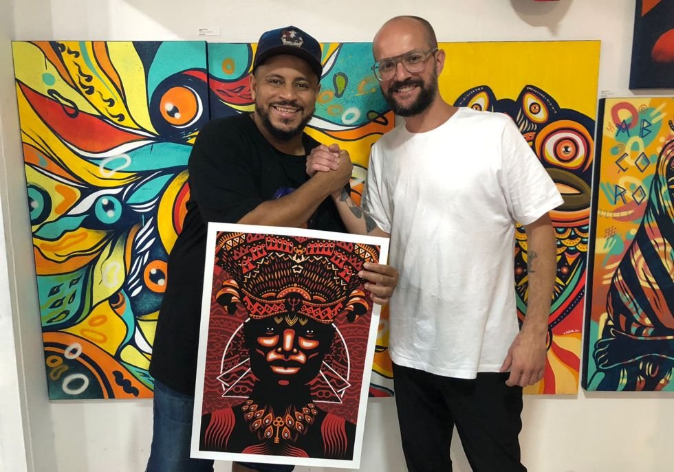 Bateria Pegada da Coruja lança camiseta com estampa feita pelo artista plástico Vinícius Targa