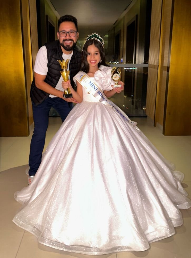 Rebecca Macedo É Eleita Mini Miss Mundo Em Dubai 4 Rebecca E O Consultor De Misses Paulo Filho - Foto: Divulgação