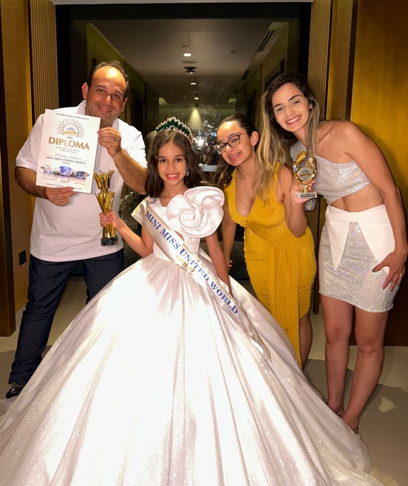 Rebecca Macedo É Eleita Mini Miss Mundo Em Dubai 5 Rebecca Ao Lado Da Mãe, Pai E Da Irmã - Crédito Da Foto: Paulo Filho / Divulgação