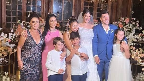 Simone e Simaria Mendes com familiares - Foto: Reprodução / Redes Sociais