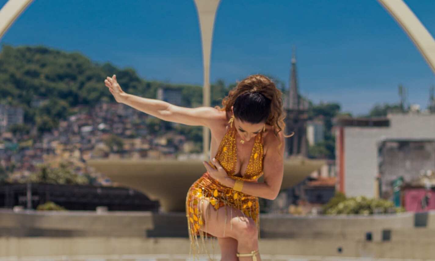 Tatiana Breia comemora 20 anos de Sapucaí com gravação especial no palco do samba